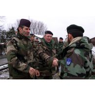 Rendez-vous des officiers sur les voies ferrées à l'enclave serbe de Priluzje contrôlée par le BAT émirati.