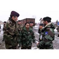 Rendez-vous des officiers sur les voies ferrées à l'enclave serbe de Priluzje contrôlée par le BAT émirati.