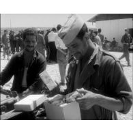 Une délégation de la Croix-rouge internationale rend visite à des prisonniers tunisiens.