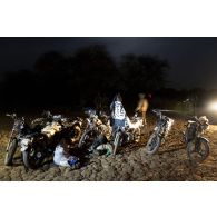 Des soldats du 16e bataillon de chasseurs à pied (16e BCP) surveillent du matériel utilisé par les groupes armés terroristes (GAT) trouvé lors d'un ratissage dans la région de Tessit, au Mali.