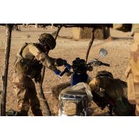 Des sapeurs du 4e régiment du génie (4e RG) inspectent une moto près du village de Marsi, dans le Gourma malien.