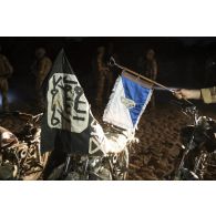 Des soldats du 16e bataillon de chasseurs à pied (16e BCP) surveillent du matériel utilisé par les groupes armés terroristes (GAT) trouvé lors d'un ratissage dans la région de Tessit, au Mali.