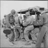 Débarquement de matériel d'un Dodge 6X.6, secteur de Sonis.