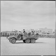 Le défilé motorisé lors d'une visite du général de Gaulle à Colomb-Béchar.