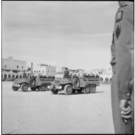 Le défilé motorisé lors d'une visite du général de Gaulle à Colomb-Béchar.