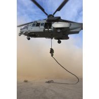 Commando de l'air descendant du Caracal en corde lisse lors d'un exercice au camp Morehead.