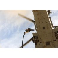 Commando de l'air descendant du Caracal en corde lisse lors d'un exercice au camp Morehead.