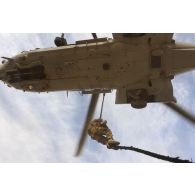 Commando de l'air descendant du Caracal en corde lisse lors d'un exercice au camp Morehead.