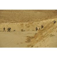 Les commandos de l'air progressent après avoir été déposés par le Caracal lors d'un exercice au camp Morehead.