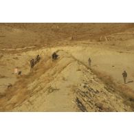 Les commandos de l'air progressent après avoir été déposés par le Caracal lors d'un exercice.