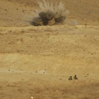 Simulation d'attaque au mortier lors d'un exercice des commandos parachutistes de l'air près du camp Morehead.