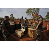 Livraison par avion sur le camp de Birao.