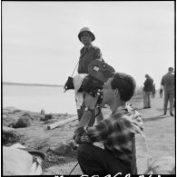 Un cameraman canadien de l'ONU à l'entrée du secteur occupé par les éléments indiens, entre El Cap et El Kantara.
