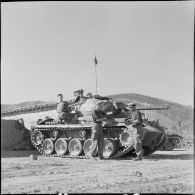 Un blindé M24 Chaffee.