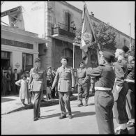 Le général Gouraud passe en revue les drapeaux, Tizi-Ouzou.