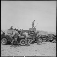 Véhicules de la 2e batterie du 67e régiment d'artillerie (RA).