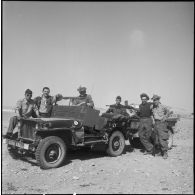Une jeep de la 2e batterie du 67e régiment d'artillerie (RA), département d'Aumale.