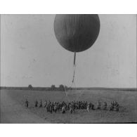 [Ballon sphérique ; monument commémoratif à Souain ; "Sur le front de Verdun".]