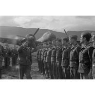 Le général (Generaloberst) Stumpf, commandant la Luftflotte-5, passe en revue des équipages de Ju-88-A, appartenant à l'Aufklärungsruppe 124 (Auf-Gr-124).