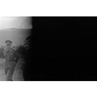 Le général (Generaloberst) Stumpf, commandant la Luftflotte-5, passe en revue des équipages de Ju-88-A, appartenant à l'Aufklärungsruppe 124 (Auf-Gr-124) (image déteriorée).