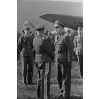 Le général (Generaloberst) Stumpf, de dos, serre la main d'un capitaine (Hauptmann) de la luftwaffe.