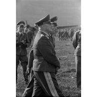 Le général (Generaloberst) Stumpf, de profil, marche en compagnie d'un capitaine (Hauptmann) de la Luftwaffe.