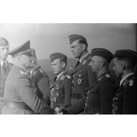Le général (Generaloberst) Stumpf serre la main à des officiers de la Luftwaffe, dont un Flieger-Oberingenieur.