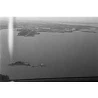 Survol d'une baie de la Baltique et d'une base d'hydravions, par un hydravion Blohm und Voss Bv 138 du See-Aufklaerungsgruppe-125.