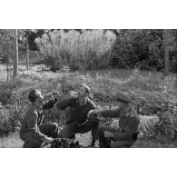 Un Oberfeldwebel du See-Aufklaerungsgruppe-125 et deux aviateurs allemands boivent de la bière.