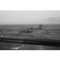 Un hydravion He-115-B1 du Kuestenfliegergruppe-406, en vol, vu depuis la verrière d'un autre avion.