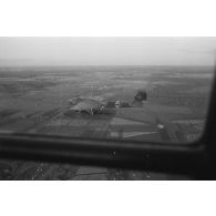 Un hydravion He-115-B1 du Kuestenfliegergruppe-406, en vol, vu depuis la verrière d'un autre avion.