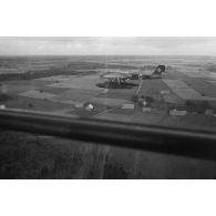 Un hydravion He-115-B1 du Kuestenfliegergruppe-406, en vol, vu depuis la verrière d'un autre avion.