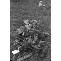 Cadavre décharné (atrocement mutilé) d'un membre de l'équipage d'un bombardier Wellington-MK1.