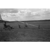 Une recrue du Nationalistischen Flieger-Korps (N.S.F.K.) aux commandes d'un planeur léger Schulgleiter SG 38.
