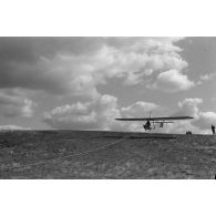 Une recrue du Nationalistischen Flieger-Korps (N.S.F.K.) aux commandes d'un planeur léger Schulgleiter SG 38.