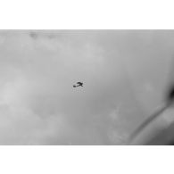 Un Morane-Saulnier-230, capturé par les Allemands, en vol, au loin.