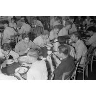 A l'école de Trebbin, des jeunes membres du N.S.F.K. prenant leur repas en commun.