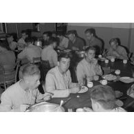 A l'école de Trebbin, des jeunes membres du N.S.F.K. prenant leur repas en commun.