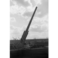 Canon de 8,8 cm FlaK-18-L56 en position de tir anti-aérien.