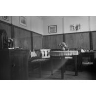 Intérieur d'un baraquement d'officiers de la DCA de l'armée de l'air allemand (FlaK).