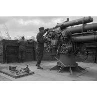 Maintenance d'un canon de 8,8cm Flak-18-L56. Entretien de certaines pièces.