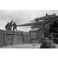 Nettoyage et graissage de l'arme d'une pièce de 8,8cm-FlaK-18-L56, par ses servants.