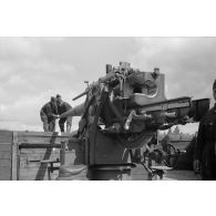 Nettoyage et graissage de l'arme d'une pièce de 8,8cm-FlaK-18-L56, par ses servants.
