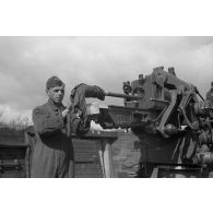 Nettoyage et graissage de l'arme d'une pièce de 8,8cm-FlaK-18-L56, par ses servants.