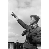 Un Leutnant de la DCA de l'armée de l'air allemand (FlaK) donne des indications de direction à des servants de télémètre.