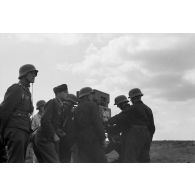Des servants d'un télémètre de soutien, Kommandohilfsgeraet-35, au travail, sous la direction d'un Leutnant.