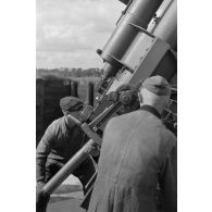 Un servant d'une pièce de 8,8 cm FlaK-18-L56 introduit un obus dans la culasse du canon.
