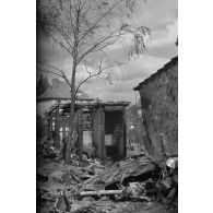 Epave d'un avion allemand, non identifié, au milieu d'une maison qu'il a dévasté en s'écrasant.