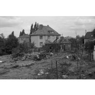 Débris d'un avion allemand tombé sur une maison, vue générale du lieu de la crash.