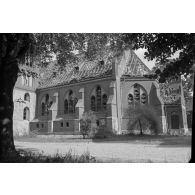 Une église endommagée, vues extérieures.